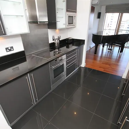 Superb Gallery Quay Penthouse *
